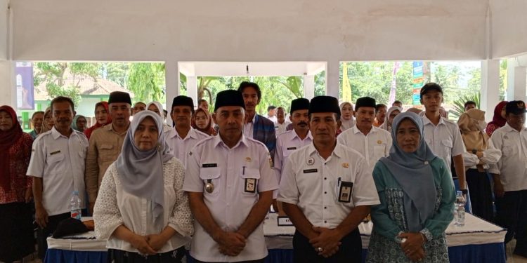 Tangis Haru Iringi Pisah Sambut Camat Gedangan Dari Teguh Susetyo,S.Sos Kepada Yateno,S.H, M.S.i Di Pendopo Gedangan