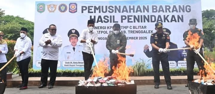 520 Ribu Batang Rokok & 1.235 Liter Miras Ilegal Dimusnahkan di Trenggalek