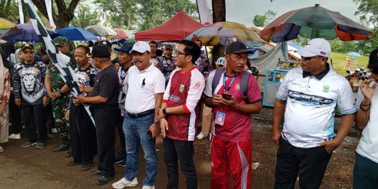 Sudarman S.Pd Wakil DPRD Kabupaten Malang Ikut Serta Acara Jalan Sehat Bersama Masyarakat Di Lapangan