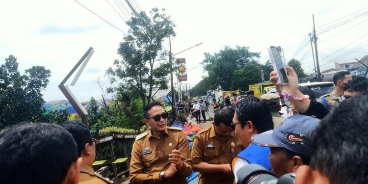 Wali Kota Malang Wahyu Hidayat Tinjau Langsung Lokasi Ambrolnya Trotoar Dan Jalan Jembatan Embong Brantas.