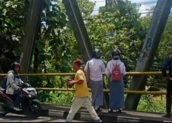 Remaja Putri di Grogol Nekat Terjun dari Jembatan, Warga Panik