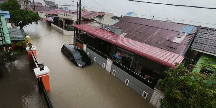 Komplek Griya Bestari Terendam, Akses Jalan Tertutup dan Warga Mulai Panik