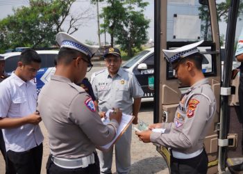 Polantas Polres Karawang Konsisten Laksanakan Ramp Check Otobus Jelang Ops Zebra Lodaya 2025