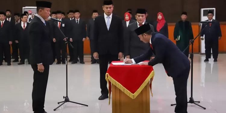Bupati Bekasi Ade Kuswara Kunang Resmi Lantik Endin Samsudin sebagai Sekda Definitif