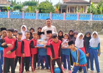 Guru SDN Tambak 1 Diberi Kejutan Bingkisan di Hari Guru Nasional 2025