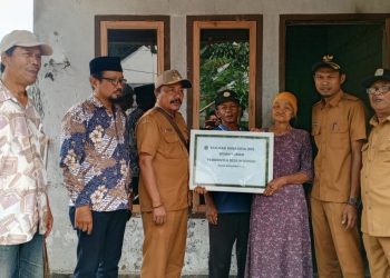 Bedah Rumah Sudah Rampung ,Pemdes Secara Simbolis Serah Terima Kepada 2 Warga Wotgalih Terkait Kebakaran Rumah Karena Arus Pendek Listrik