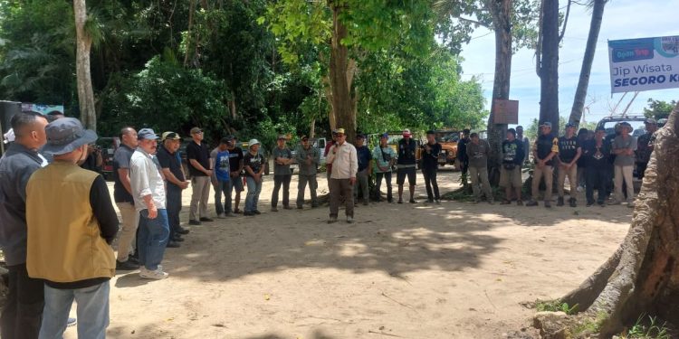 Polsek Bantur Bantu Atur Lalin dan Dorong Mobil Selip di Jalur Menuju Pantai Malang Selatan