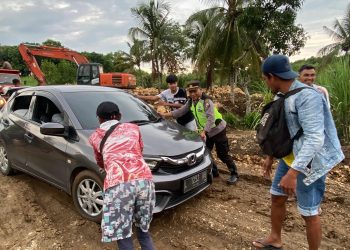 Polsek Bantur Bantu Atur Lalin dan Dorong Mobil Selip di Jalur Menuju Pantai Malang Selatan