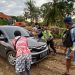 Polsek Bantur Bantu Atur Lalin dan Dorong Mobil Selip di Jalur Menuju Pantai Malang Selatan