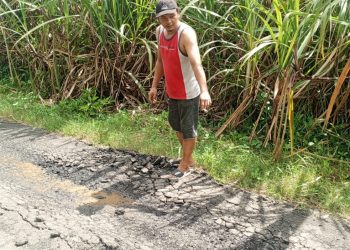 Dumas Karangsuko,: Mata Saya Tidak Bisa Lihat Tapi Merasakan Jalan Kabupaten Di Karangsuko Ini Rusak