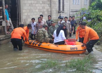 Kapolsek Bangkinang Barat Salurkan Bantuan Sembako untuk Korban Banjir di Desa Silam