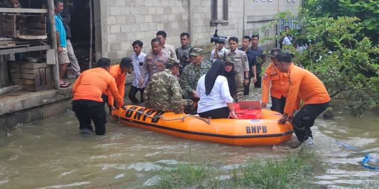 Kapolsek Bangkinang Barat Salurkan Bantuan Sembako untuk Korban Banjir di Desa Silam
