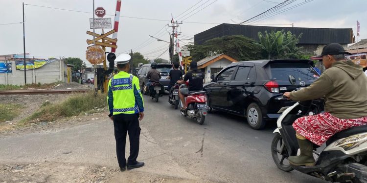 Tegakkan Aturan Lalu Lintas, Satlantas Polres Karawang Optimalkan Pengaturan Arus Lalin