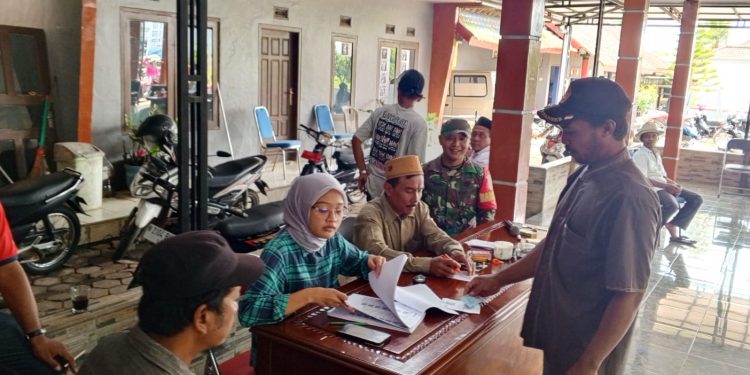 Kegiatan Penyaluran Bantuan Beras Dan Minyak Goreng Berjumlah 902 KPM Di Pendopo Desa Bantur