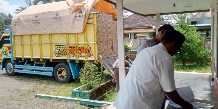Siap Siap Keluarga Penerima Manfaat Terima BANSOS Dari Pemerintah Berupa Beras 20 Kg Dan Minyak Goren 4 Liter