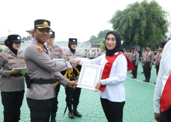 Kapolres Karawang Pimpin Upacara Kenaikan Pangkat dan Berikan Penghargaan kepada Personel Berprestasi