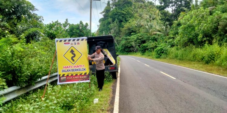 Polsek Gedangan Siaga Bencana Dan Pasang Rambu Rambu Lalu Lintas Di Wilayah Gedangan