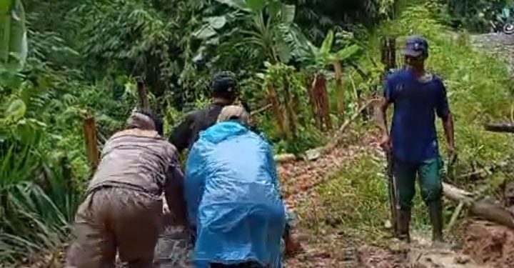 Jalan Poros Desa Hegarmanah–Sindangratu Longsor, Polsek Panggarangan Bersama BPBD dan Warga Lakukan Penanganan