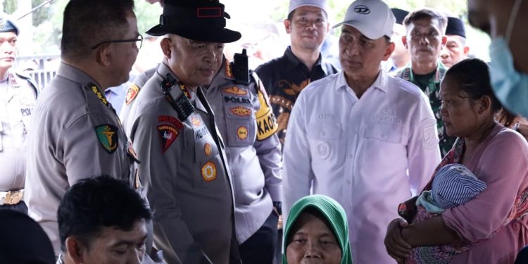 Kapolda Banten Bersama Gubernur Banten Tinjau Warga Terdampak Banjir