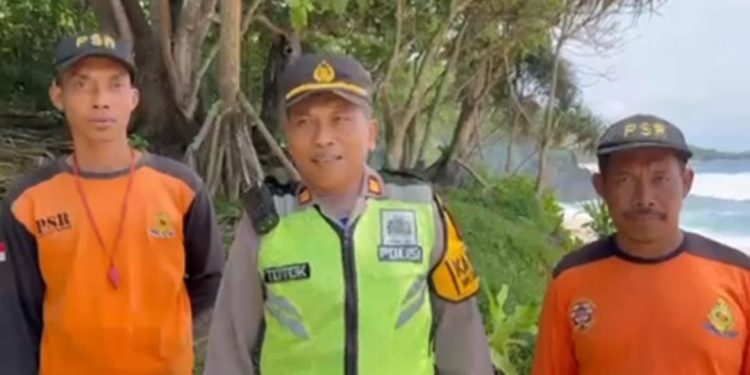 Patroli Presisi Kapolsek Bantur: Jaga Kamtibmas dan Kenyamanan Wisatawan Pantai