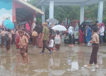 Antusiasme Tinggi, SDN 2 Bungurmekar Sajira Tetap Laksanakan Pembagian Rapor Meski Hujan