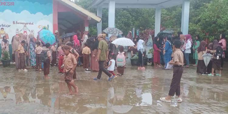 Antusiasme Tinggi, SDN 2 Bungurmekar Sajira Tetap Laksanakan Pembagian Rapor Meski Hujan
