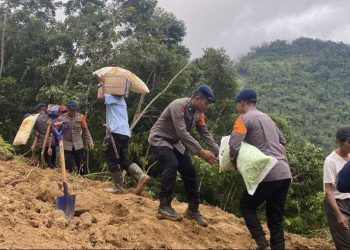 Satbrimob Polda Banten Lakukan Evakuasi Warga Terdampak Longsor di Kecamatan Cibeber