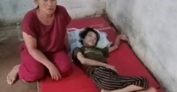 Miris! Tak Pernah Tersentuh Bantuan Pemerintah, Aisah Warga Cibadak Jualan Gorengan Demi Pengobatan Anak Lumpuh