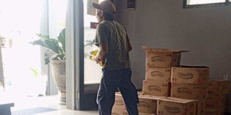 Bantuan Pemerintah Non-Tunai Disalurkan: KPM Desa Sukonolo Terima 20 Kg Beras dan 4 Liter Minyak Goreng