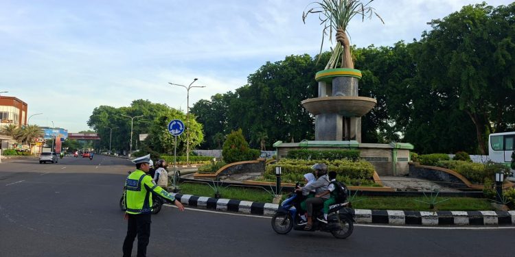 Polantas Karawang Pantau Arus Lalu Lintas Jalan Raya, Cegah Kemacetan hingga Kecelakaan