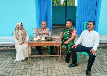 Bhabinkamtibmas dan Babinsa Desa Karyasari Sambang Warga, Jaga Kamtibmas Tetap Kondusif