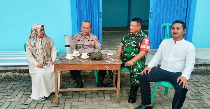Bhabinkamtibmas dan Babinsa Desa Karyasari Sambang Warga, Jaga Kamtibmas Tetap Kondusif