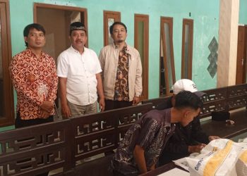 Dump Truk Bermuatan Pasir Terguling Akibat Jalan Ambles di Suwaru Pagelaran