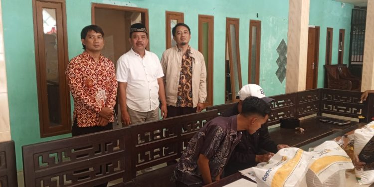 Dump Truk Bermuatan Pasir Terguling Akibat Jalan Ambles di Suwaru Pagelaran