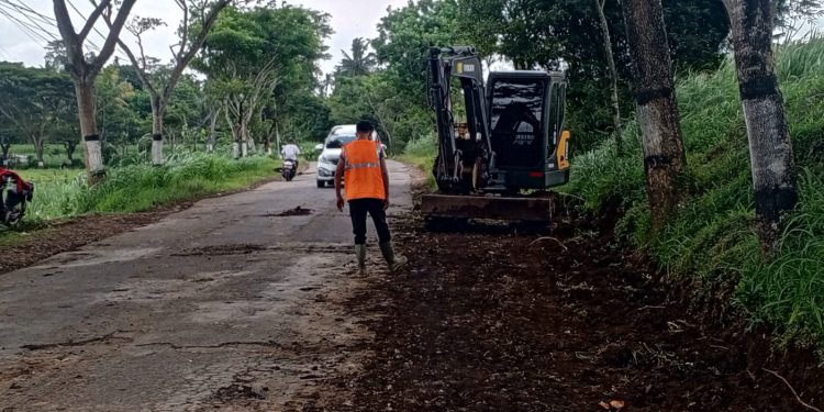 Dump Truk Bermuatan Pasir Terguling Akibat Jalan Ambles di Suwaru Pagelaran