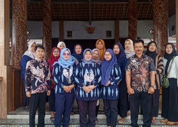 Dump Truk Bermuatan Pasir Terguling Akibat Jalan Ambles di Suwaru Pagelaran