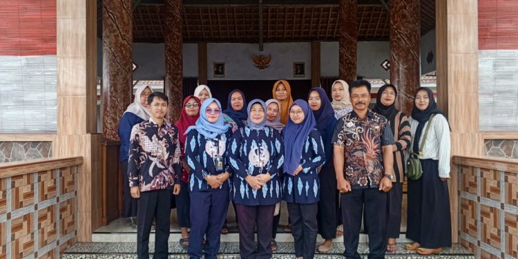 Dump Truk Bermuatan Pasir Terguling Akibat Jalan Ambles di Suwaru Pagelaran