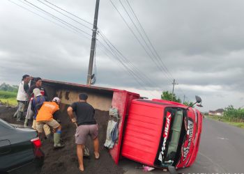 Dump Truk Bermuatan Pasir Terguling Akibat Jalan Ambles di Suwaru Pagelaran