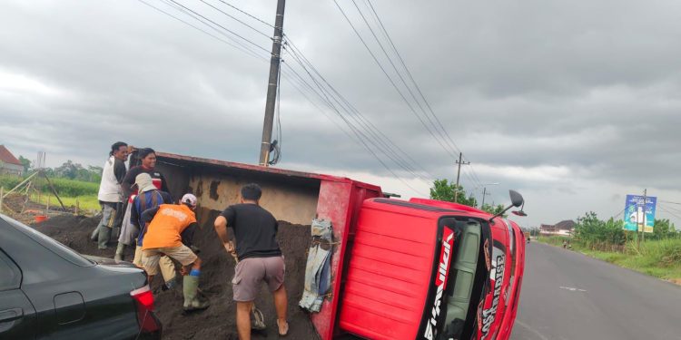 Dump Truk Bermuatan Pasir Terguling Akibat Jalan Ambles di Suwaru Pagelaran