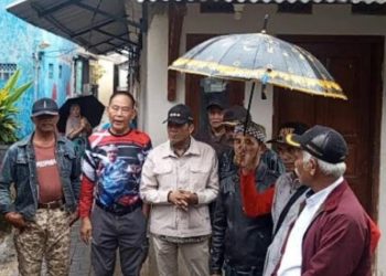 Hujan Tak Surutkan Langkah, Wali Kota Cimahi Sidak Banjir Padasuka