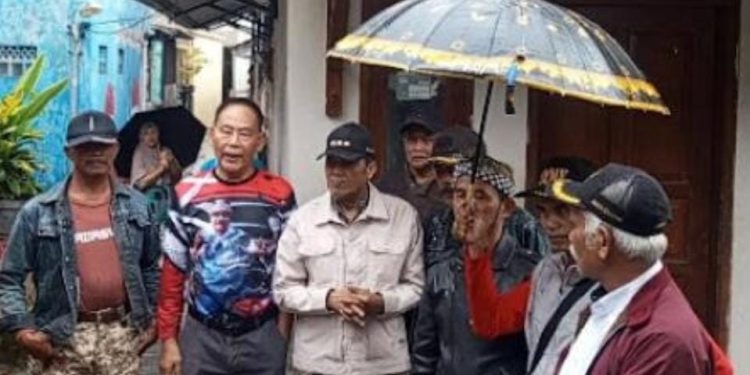 Hujan Tak Surutkan Langkah, Wali Kota Cimahi Sidak Banjir Padasuka