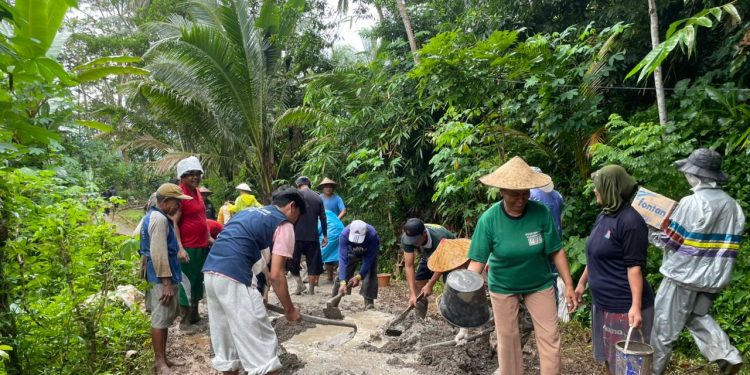 Hujan Tak Padamkan Semangat Warga Tirip, Jalan Dusun Dibangun Swadaya di Tengah Sorotan Dana Desa