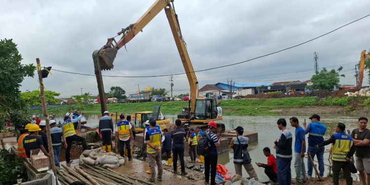 Pengamanan Berlanjut, Polres Karawang Kawal Progres Perbaikan Tanggul Longsor di Telukjambe Barat