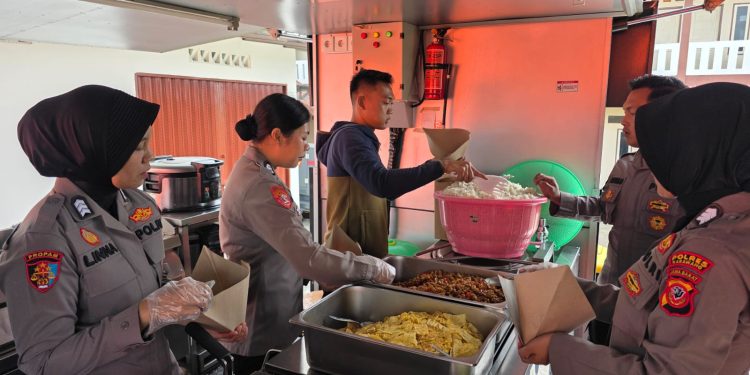 Polwan Polres Karawang Turun Langsung Bantu Dapur Umum Korban Banjir