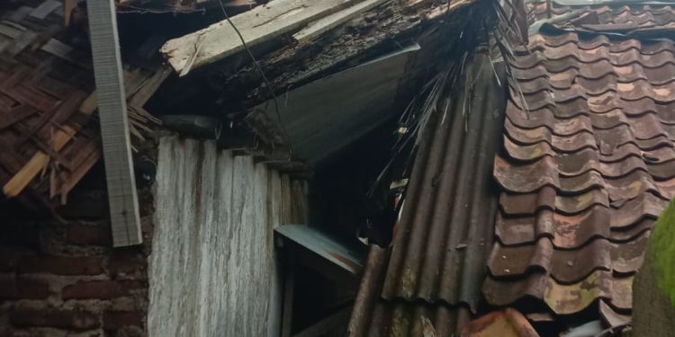 Angin Kencang disertai Hujan Deras Robohkan rumah warga di Kelurahan MC-Barat.Lebak Banten.