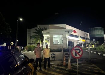 Anggota Polsek Telukjambe Timur Laksanakan Patroli,Ajak Security Jaga Graha Kawasan KIIC