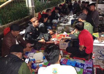 “Dzikir di Bawah Tenda Perlawanan: Ormas, LSM, Mahasiswa, dan Rakyat Kecil Menangis Bersama di Depan Alun-alun Rangkasbitung Demi Nasib Warga Cigobang”