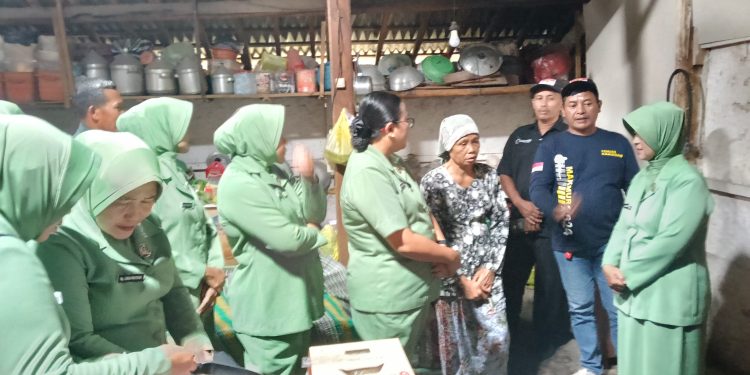 Peduli Kasih Ketua Persit Kartika Chandra Kirana Kodim 0818 Malang- Batu Dan Jajaran Beri Bantuan Sosial Kepada Warga Difabel Di Ngipik