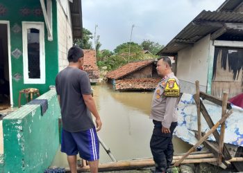 Adanya Banjir Susulan Dari Kali Cibeet Dan Citarum Di Dua Desa Bhabinkantibmas AIPTU Hailani Terjun Ke Lokasi Banjir