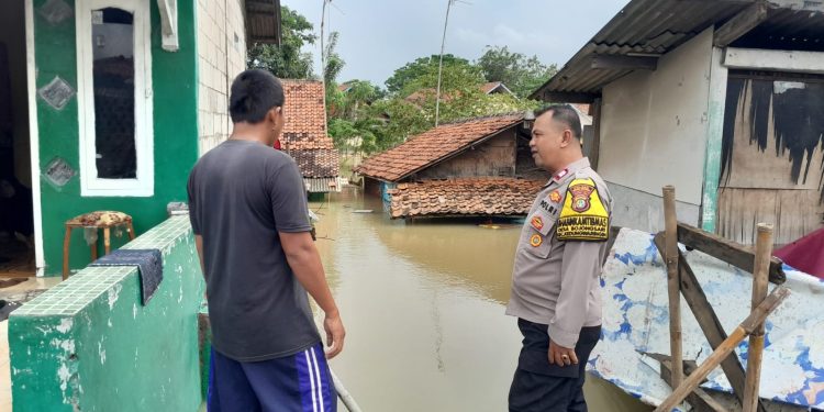 Adanya Banjir Susulan Dari Kali Cibeet Dan Citarum Di Dua Desa Bhabinkantibmas AIPTU Hailani Terjun Ke Lokasi Banjir